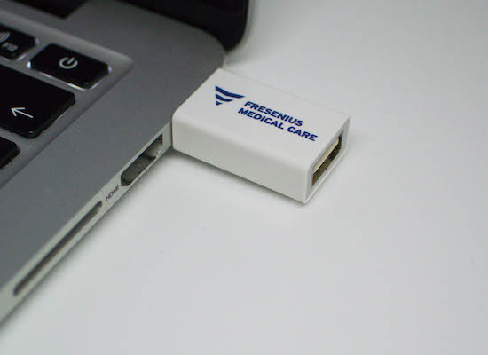 USB data blocker s potiskem pro bezpečné nabíjení